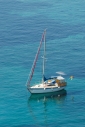 bateau sur eaux turquoises de Cofou